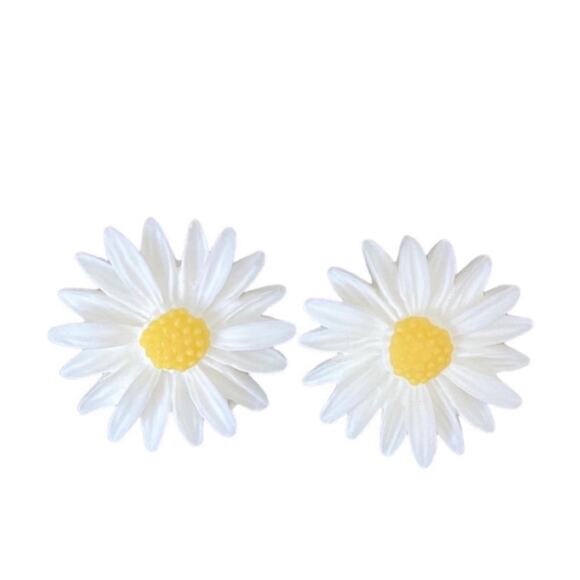 White Daisy Floral Clay Stud Earrings - Picture 1 of 3